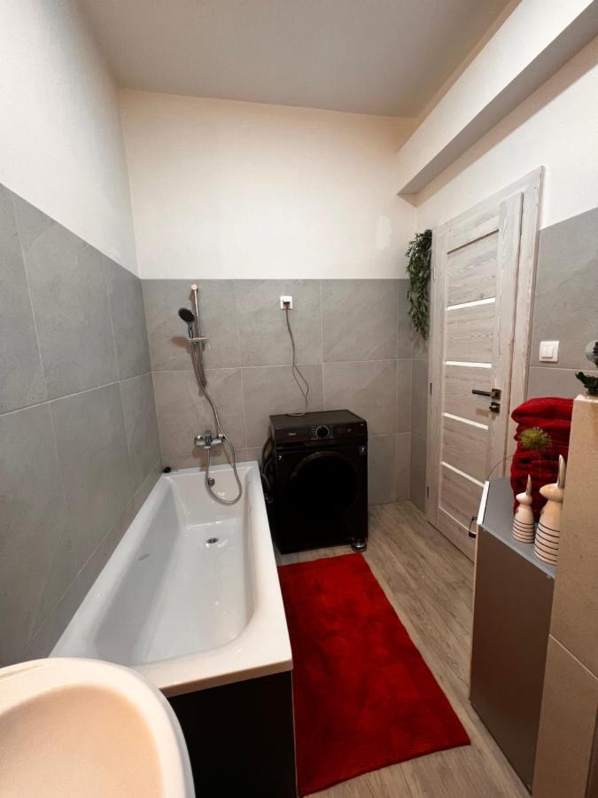Apartmany V Centre - Vlastna Izba So Spolocnou Kuchynou A Kupelnou Moze Byt Zdielana 2 Inymi Izbami Martin Exterior photo
